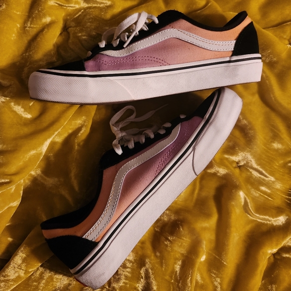 VANS - Picture 2 of 3